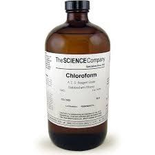 Chloroform działa przez zablokowanie funkcji ośrodkowego układu nerwowego i powoduje zahamowanie akcji serca i układu oddechowego.