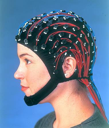 Metodyka badania EEG W standardowym badaniu klinicznym umieszcza się 19 elektrod należących do systemu 10-20, zalecanego przez Międzynarodową Federację Neurofizjologii Klinicznej IFCN: - osiem