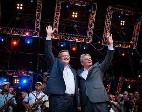 17 1. Polityka dobrego sąsiedztwa silna pozycja w regionie Prezydent Bronisław Komorowski realizuje politykę dobrego sąsiedztwa odwiedził lub gościł przywódców Niemiec, Szwecji, Norwegii, Rosji,