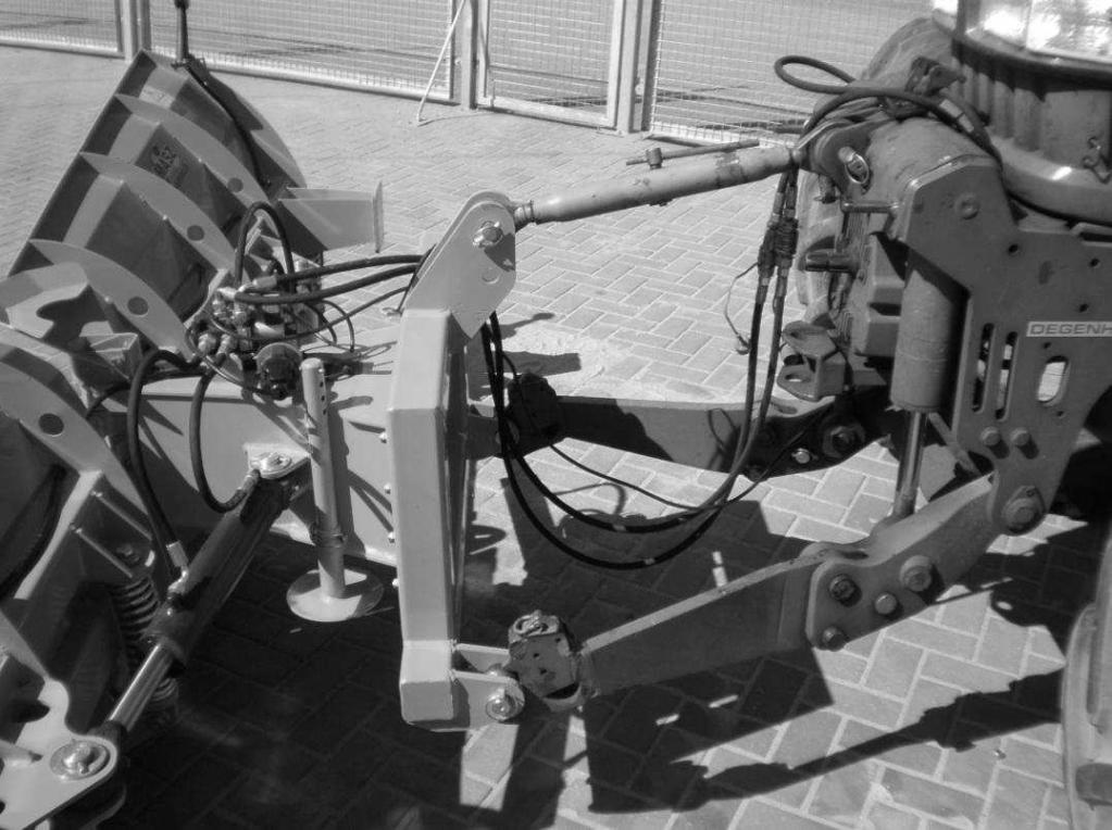 Odbezpieczyć i podłączyć szybkozłącza układu hydraulicznego do ciągnika. Rys. 11.
