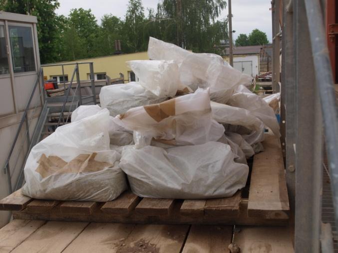 Dozowanie zeolitu odbywało się ręcznie, po wcześniejszym przygotowaniu worków z zeolitem (fot. 7.2) o masie 14 kg w przypadku klinoptilolitu oraz o masie 5,6 kg z klinoptilolitem modyfikowanym wodą.
