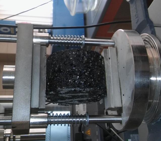 Próbki do badań formowano w ubijaku Marshalla (D = 101,6 mm, H = 63,5 mm), ilość uderzeń wynosiła 35 na stronę. Łącznie wytwarzano 8 próbek dla każdej mieszanki mineralno-asfaltowej.
