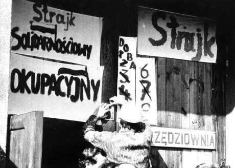 PRZEBIEG STRAJKU Po wprowadzeniu stanu wojennego (1981 1983) w Polsce zostały zakazane związki zawodowe, które strzegły praw pracowników. W wyniku tego wybuchły liczne strajki.