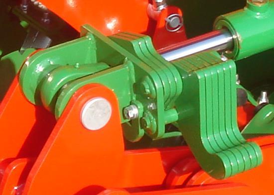 żądaną głębokość pracy talerzy uprawowych należy wysunąć tłoczysko cylindra hydraulicznego za pomocą dźwigni sterowania hydrauliką w kabinie ciągnika, następnie założyć lub zdjąć odpowiednią ilość