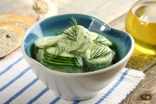 Lekka sałatka ogórkowa à la tzatziki ogórek 4 sztuki Sos sałatkowy do mizerii Knorr 1 opakowanie koperek 0.5 pęczków ząbek czosnku 1 sztuka jogurt naturalny 4 łyżki 1.