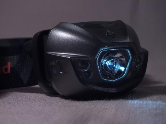 LEDs - 4 lumeny zasięg skuteczny światła 5m / czas świecenia: 250 godzin Model dodatkowo udostępnia tryb STROBE czyli mrugającego światła, dostępnych on jest dla bocznych białych SinglePower LEDs i
