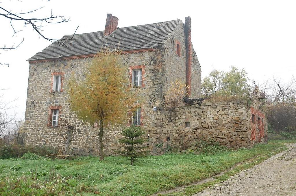 zaokrąglenie krawędzi trzonów bryłowych, widoczne w górnej