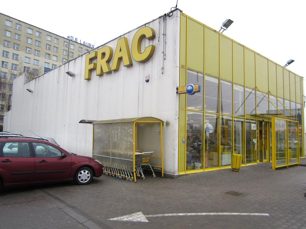 Frac jest od frontu przeszklony i na szczęście nikomu nie przyszło do głowy ozdobienie okien reklamami.