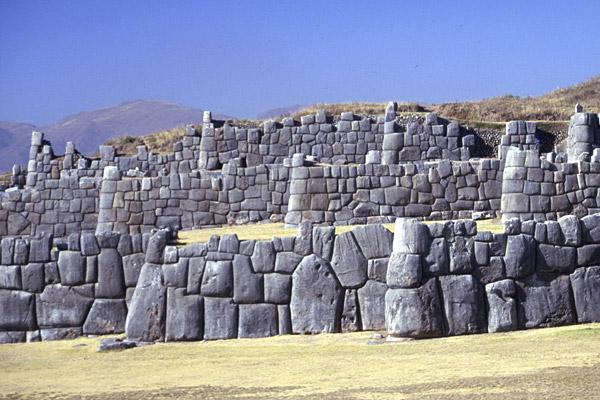 Metrologia etnograficzna w Ameryce Sacsayhuamán, Peru Inkowie Zestandaryzowany tradycyjny system miar długości Jednostki pochodzace od długości części ciała Trzecia faza Childe a Wzorce jednostek