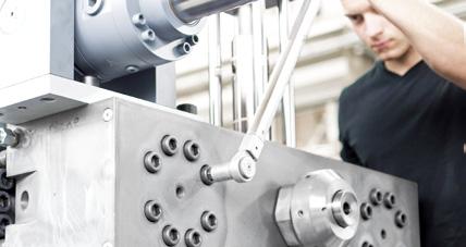 INSPEKCJA Aby producenci artykułów z elastomeru mogli dotrzymać kroku wciąż wzrastający wymogom jakościowym i produkcyjnym, serwisanci firmy DESMA oferują regularne przeglądy