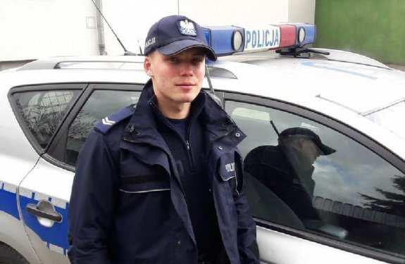 Dzielnicowy uratował kobietę - teraz otrzymał podziękowania Dzielnicowy z Namysłowa - st. sierż. Przemysław Szapował uratował życie starszej kobiecie, która nagle zasłabła.