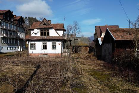 wynikający z ich wieku oraz ograniczonych środków na ich remont i modernizację.