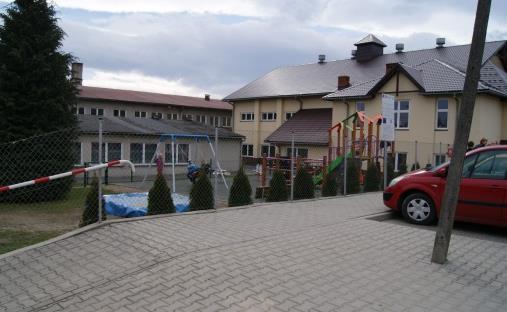 Budynek dawnej szkoły powszechnej pochodzi z okresu powojennego, konstrukcji drewniano-murowanej, kryty eternitem. Obecnie w budynku mieści się sklep. Budynek stanowi własność gminy.