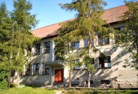 Obiekt murowany, kryty blachą, wymagający termomodernizacji, pilnej wymiany instalacji grzewczej (ogrzewany węglem i koksem) oraz dostosowania do obecnie obowiązujących standardów