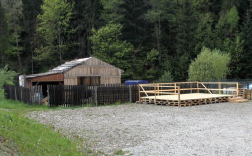 W rejonie tym dostępna jest jeszcze rezerwa terenu pod dalszą zabudowę o charakterze mieszkaniowym. Następnie obszar obejmuje ścisłe centrum Krośnicy zlokalizowane przy skrzyżowaniu ul.