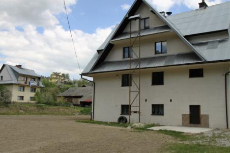ubiegłego wieku, częściowo stermomodernizowany, ogrzewany węglem i koksem (pilna konieczność wymiany instalacji grzewczej) oraz dostosowania do obecnie obowiązujących standardów