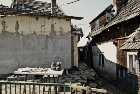 W rozpadających się domach mieszka ponad 60 Romów z najbiedniejszej i najniższej cygańskiej kasty Bergitka Roma. Osada romska stanowi przykład chaosu urbanistycznoarchitektonicznego.