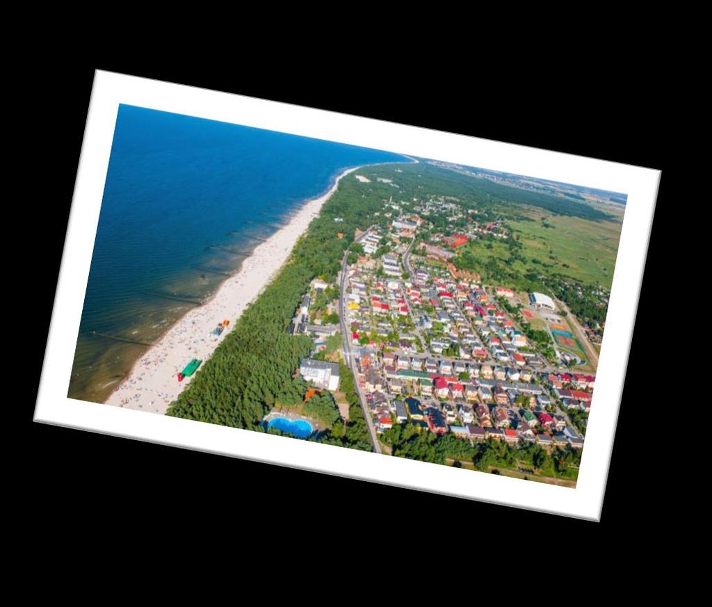 Dźwirzyno MIEJSCOWOŚĆ Dźwirzyno położone jest 13 kilometrów od Kołobrzegu, między brzegiem Bałtyku, a jeziorem Resko Przymorskie, nad cieśniną łączącą te wody - zwaną Kanałem