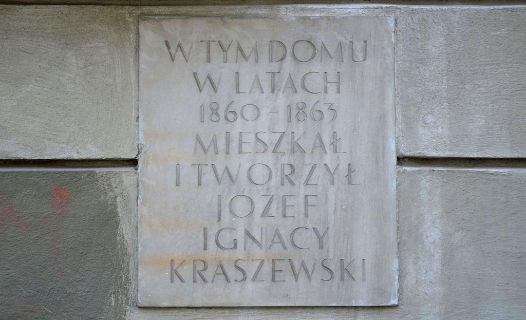 -Tablica pamiątkowa na frontowej ścianie Domu