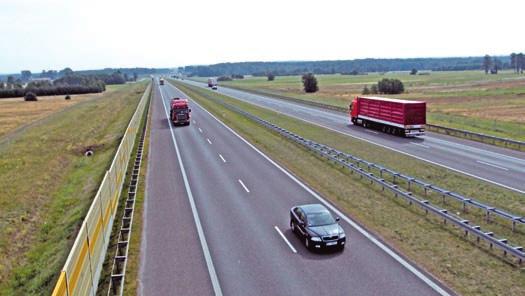 Kolejnym źródłem presji na środowisko wodne jest transport drogowy. Przez województwo łódzkie przebiega autostrada A2 a wkrótce również autostrada A1 oraz drogi szybkiego ruchu S8 i S14.