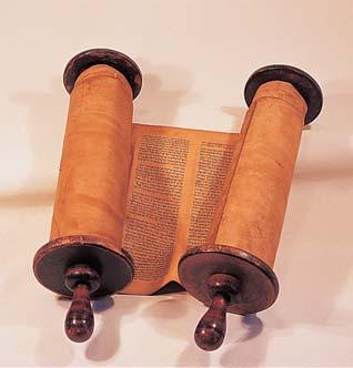 Język hebrajski Stary Testament opowiada historię Izraelitów. Izraelici posługiwali się językiem hebrajskim, a więc większość ksiąg Starego Testamentu powstała właśnie w tym języku.