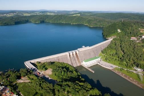 Roztacza się stamtąd niesamowity widok na powierzchnię Jeziora Solińskiego. Zbiornik ma powierzchnię ok. 22 km² i największą w Polsce pojemność (472 mln m³), a wysokość zapory to ponad 80 metrów.