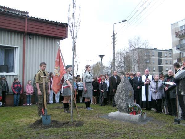 Rybnik: ProBono, 2011 Dąb i obelisk upamiętniające Nikodema Sobika Poniżej uroczystość (w 2010 roku)