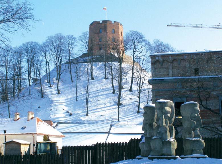 Wilno: magia historii Są miejsca magiczne na ziemi, ale drugiego takiego jak Wilno nie ma JAROSŁAW DUMANOWSKI Wil no by ło i jest mia stem ma gicz - nym, nie zwy kle waż nym dla wszyst kich za miesz