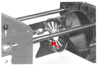 12. Monta dysz Po wykrêceniu obydwu nakrêtek M8 mo na przesun¹æ palnik na prowadnicach. Poluzowaæ œrubê mocuj¹c¹ p³ytkê spiêtrzaj¹c¹ i zdj¹æ j¹. Wykrêciæ korek z uchwytu dyszy.
