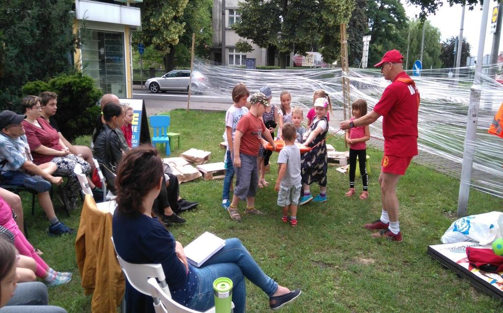 Dzieci bardzo chętnie pomagały ratownikowi, a gromkie brawa dorosłych