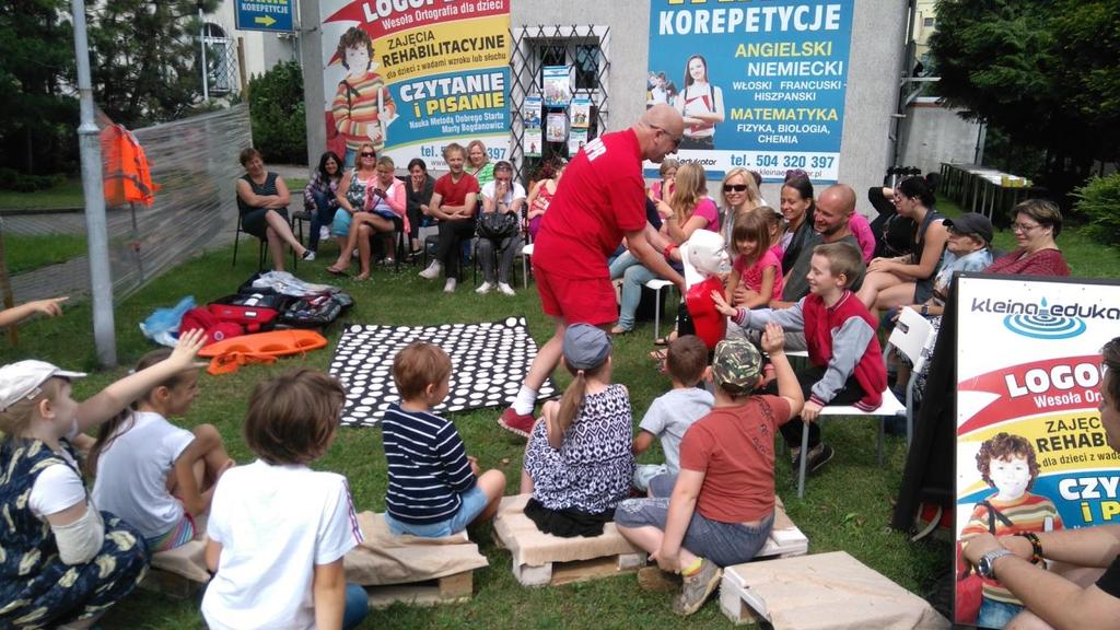 Ratownik przedstawił manekina o imieniu Franek, przy pomocy którego uczestnicy warsztatów odegrali kolejną scenkę.