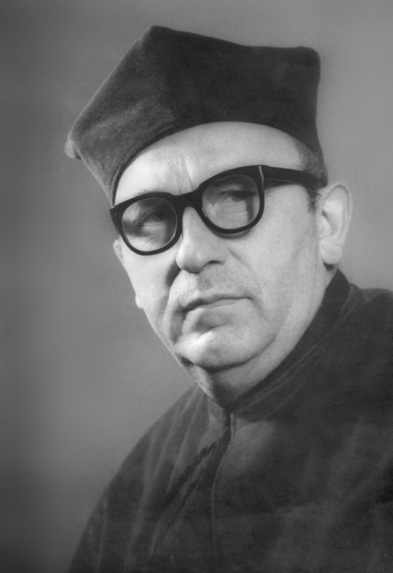 Internowany przez Wehrmacht na terenie ujeżdżalni koszar 15 pal, przeżył krwawą niedzielę. Zwolniono go w końcu września.