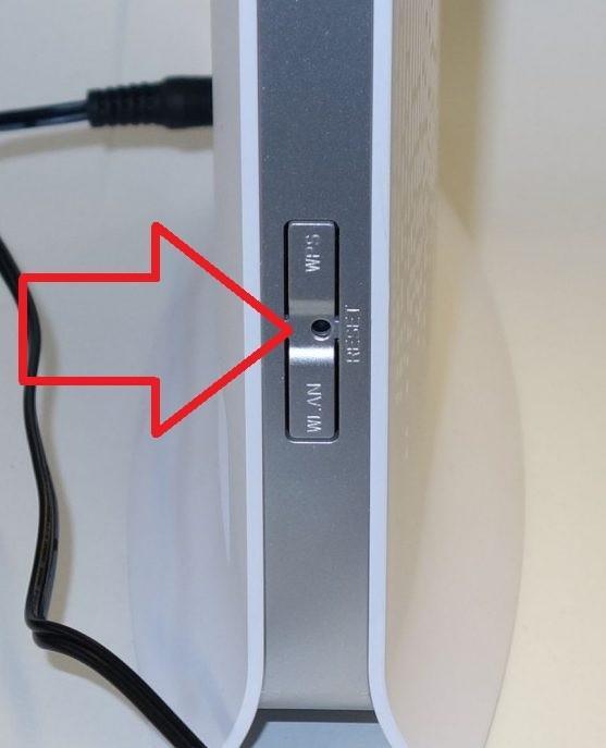 2 TWARDY RESET Twardy reset wykonujemy: 1 podłącz router do prądu ( z karta sim lub bez ) 2 z boku routera między WPS a WLAN znajdź dziórkę.
