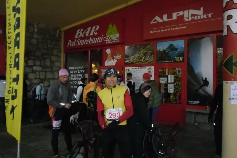 Przed nimi ośmio i pół kilometrowa trasa prowadząca z Ronda Jana Pawła II ( 915 m n.p.m.) spod sklepu ALPIN SPORT, przez Myślenickie Turnie na szczyt Kasprowego Wierchu (1987 m n.p.m.) z sumą przewyższeń +1072 m (12,61%).