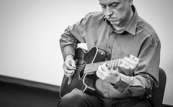 ZAJĘCIA MUZYCZNE ZAJĘCIA TEATRALNE 08 09 Nauka gry na instrumentach Praca z profesjonalnymi pedagogami gwarantuje nie tylko nabycie i doskonalenie umiejętności gry na gitarze, fortepianie,