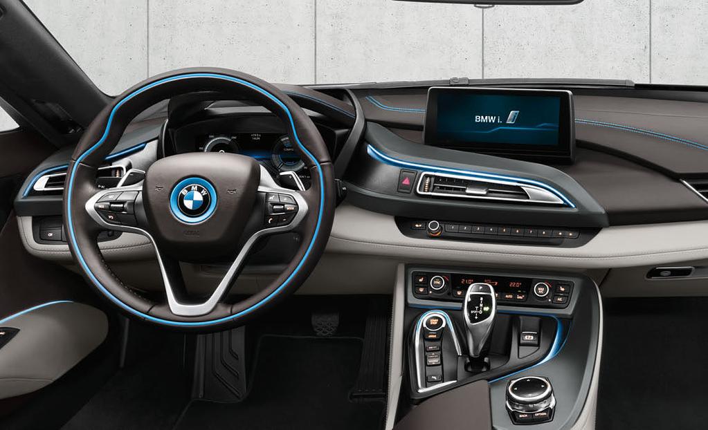 Usługi BMW ConnectedDrive do nawigacji na życzenie wskazują w nawigacji Professional dostępne stacje ładowania.