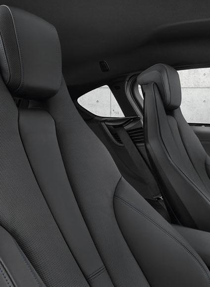 metalizowanym kolorze Amido na desce rozdzielczej, konsoli środkowej i drzwiach doskonale uzupełniają stylistykę wnętrza BMW i8 Carpo Amido.