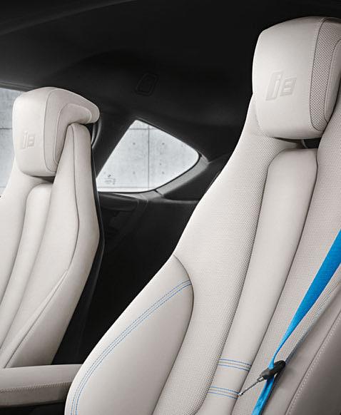 Odpowiednie akcenty w kolorze niebieskim BMW i, na przykład podwójne szwy i pasy bezpieczeństwa, podkreślają wrażenie ręcznie wykonanego wnętrza.