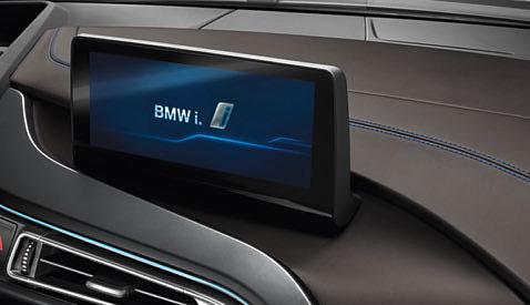 Zestawienie koloru szarego kminku i akcentów w kolorze niebieskim BMW i w szwach, pasach bezpieczeństwa i na sportowej kierownicy skórzanej idealnie łączy technikę i komfort.