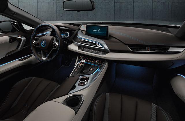ekstrawagancki element wizualny (oferowane w stylistyce wnętrza BMW i Halo).