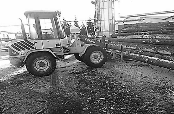 transportu wewnętrznego, a także oprzyrządowanie pomocnicze do obrabiarek. Rys. 2. Ładowarka kompaktowa Volvo L30 Rys. 1.