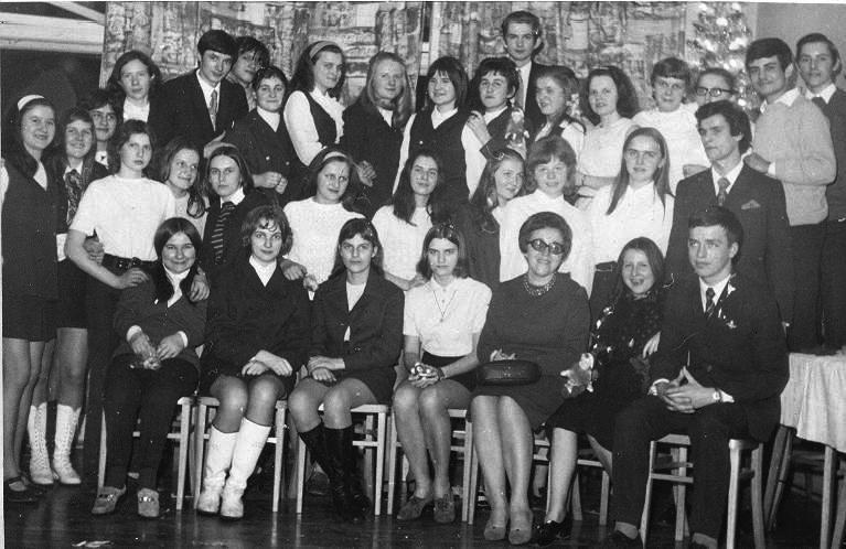 Nauczycielką bardzo zaangażowaną w życie szkoły była polonistka p.