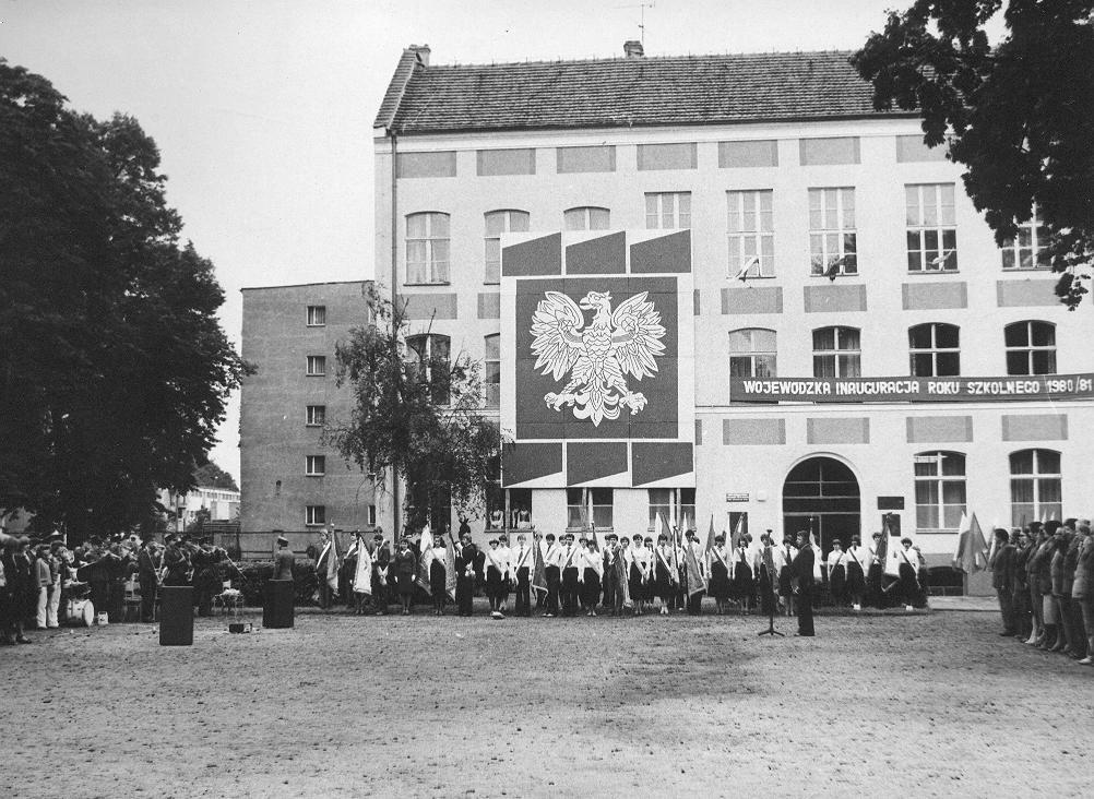Lata 80. otwiera wojewódzka inauguracja roku szkolnego 1980/1981.