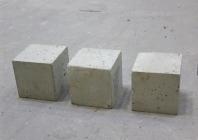 Badania wytrzymałości betonu na ściskanie f c,cube przeprowadzono na 6 próbkach kostkowych 150x150x150 mm, wg zaleceń normy PN-EN 12390-3:2011 [12].