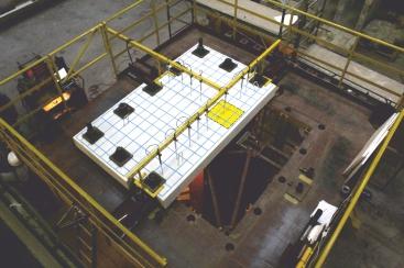 Model badawczy umieszczano na stanowisku i mocowano do pasa górnego za pomocą 9 śrub kotwiących o średnicy ø60 mm i długości 800 mm (rys. 23)