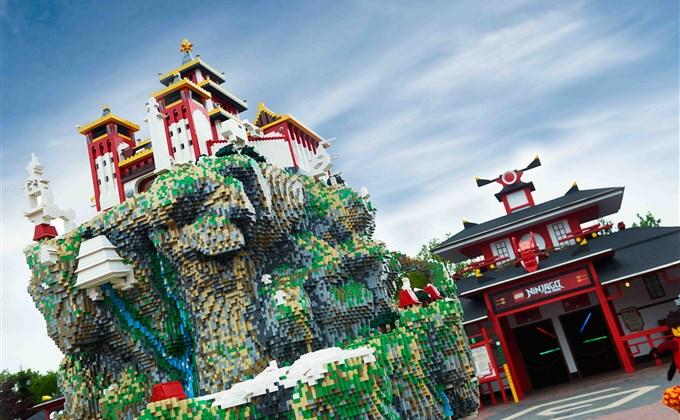 City, Little Asia, Knight's Kingdom, Imagination, Kingdom of Pharaohs, Adventure Land, Pirate Land, LEGO X-treme. Każda z nich budzi u dzieci podziw i zachwyt.