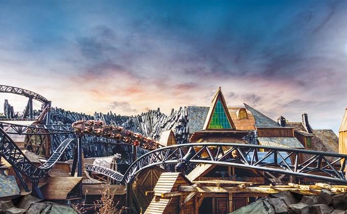 Copyrights: www.phantasialand.de Heide Park Bardzo popularnym parkiem rozrywki jest położony w Soltau, pomiędzy Hamburgiem a Hanowerem, Heide Park. Podzielony na 4 strefy tematyczne oferuje ok.