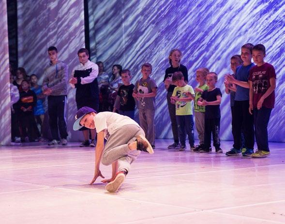 ZAJĘCIA TANECZNE ZAJĘCIA TANECZNE 04 05 Taneczna Akademia Malucha Zajęcia taneczne dla przedszkolaków od 4 lat. Taniec towarzyski, disco, gry i zabawy rytmiczno-ruchowe, tańce zespołowe.