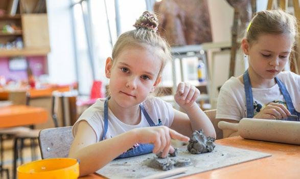 tworzenie i rysowanie linii prostych i krzywizn. Powyższe zagadnienia dzieci opanowują rysując pejzaże, rośliny i zwierzęta. Tworzą w ten sposób zarys scenariusza historii rysowanej piaskiem.