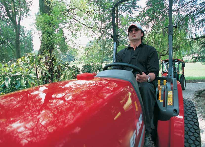 Łatwa obsługa Z myślą o wymaganej przez profesjonalistów elastyczności firma Yanmar wyposażyła model EF200 w wiele